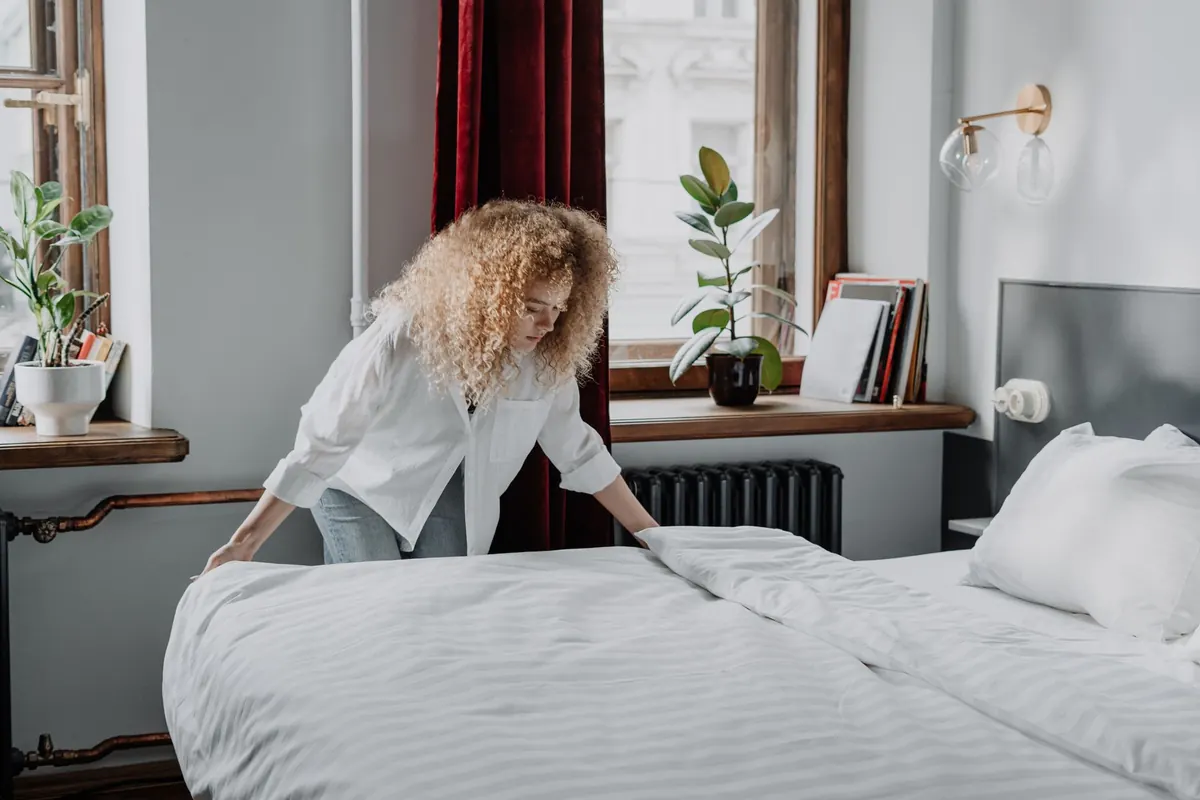 Declutter Your Bedroom for Better Sleep: A 15-Minute Checklist